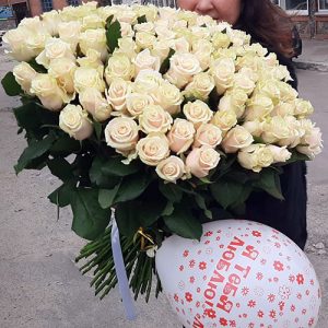 букет 101 кремовая роза в Николаеве фото