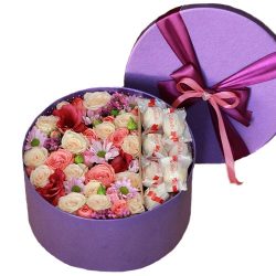 Шляпная коробка "Сладкие чувства" цветы и Raffaello