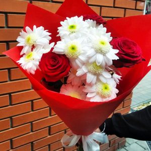 3 розы и белые хризантемы в Николаеве фото