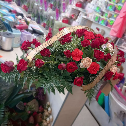 фото траурной икебаны из красных роз и гвоздик в Николаеве