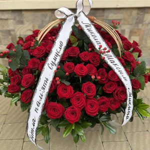 большая траурная корзина красных роз в Николаеве фото