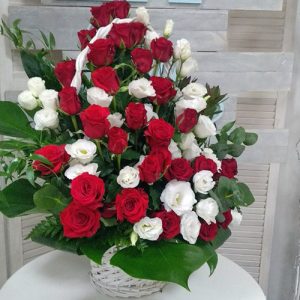 корзина цветов на похороны розы и эустомы