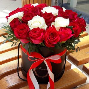 21 красная и белая роза в коробке Николаев фото