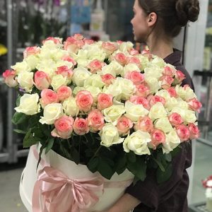 101 белая и розовая роза в Николаеве фото