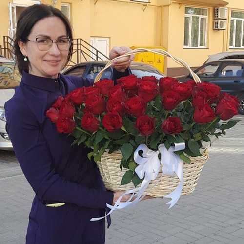 букет из 35 красных роз в корзине в Николаеве фото